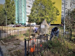 Жители 16 округа привели в порядок территорию возле памятного знака воинам Игорю Дудке и Сергею Ногину